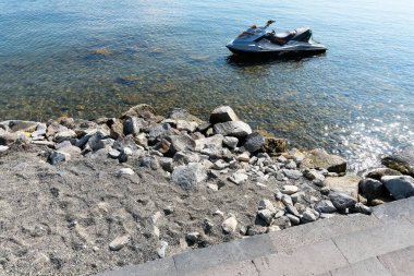 Ermenistan, Sevan Gölü, Eylül 2021. Suyun kenarında kayak ve jet ski.