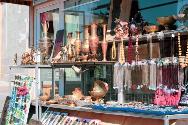 Ermenistan, Sevan Gölü, Eylül 2021. Göl kenarındaki hediyelik eşya dükkanları..