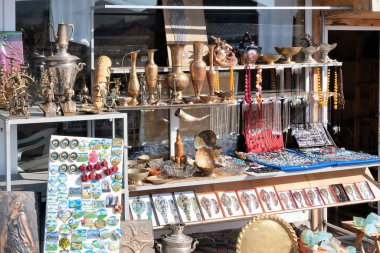 Ermenistan, Sevan Gölü, Eylül 2021. Yerel bir hediyelik eşya dükkanının kasasında eski eşyalar var..