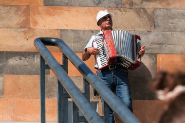 Ermenistan, Khor Virap, Eylül 2021. Kalenin duvarlarında düğme akordeonu olan Ermeni müzisyen.