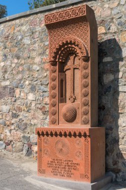 Ermenistan, Khor Virap, Eylül 2021. Manastırın girişinde Hristiyan haçı olan modern bir haçkar..