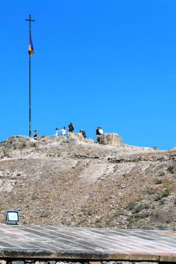 Ermenistan, Khor Virap, Eylül 2021. Dağın tepesindeki Ermeni bayrağında turistler.
