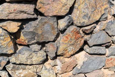 Ermeni dağ taşından yapılmış taş bir duvar..