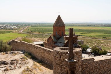 Ermenistan, Khor Virap, Eylül 2021. Ortaçağ Ermeni manastırının arka planında taş çakışması.
