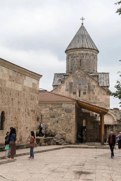 Armenië Haghartsin September 2021 Toeristen Binnenplaats Van Een Oud Klooster — Stockfoto