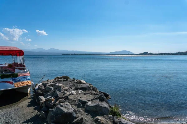 Ermenistan, Sevan Gölü, Eylül 2021. Otoparkta güneşliği olan klasik bir tekne..