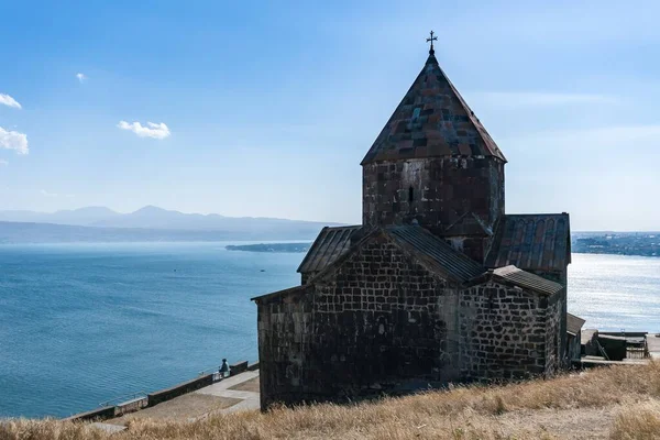 Armênia Lago Sevan Setembro 2021 Templo Armênio Medieval Fundo Lago — Fotografia de Stock