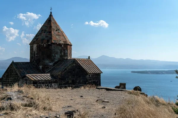 Вірменія Озеро Севан Вересень 2021 Християнський Храм Чорного Базальту Тлі — стокове фото
