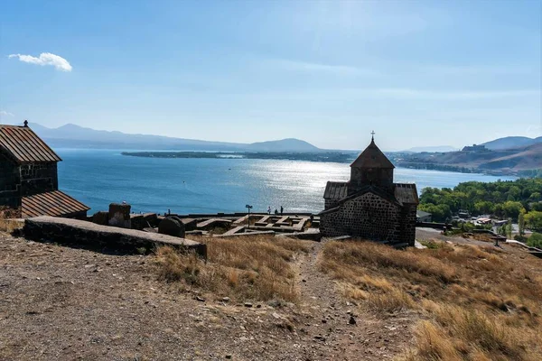 Armênia Lago Sevan Setembro 2021 Topo Montanha Com Mosteiro Vista — Fotografia de Stock