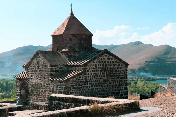Armênia Lago Sevan Setembro 2021 Antigo Templo Cristão Com Telhado — Fotografia de Stock