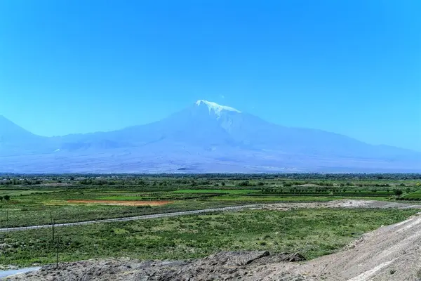 Ermenistan, Khor Virap, Eylül 2021. Türkiye sınırı ve Ararat Dağı 'nın muhteşem manzarası.