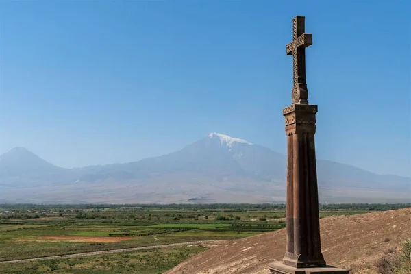 Armenia Khor Virap September 2021 아라라트산을 배경으로 기독교 십자가 — 스톡 사진