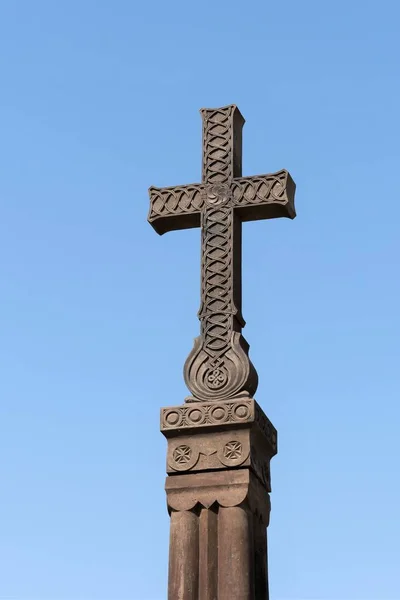 Ermenistan, Khor Virap, Eylül 2021. Taştan Ermeni haçı mavi gökyüzüne karşı.