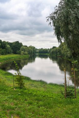 Rusya, Staraya Russa, Ağustos 2021. Kilise bahçesinden nehir manzarası.