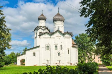 Rusya, Staraya Russa, Ağustos 2021. Spas-Preobrazhensky manastırının mimari topluluğunun yan görünüşü.
