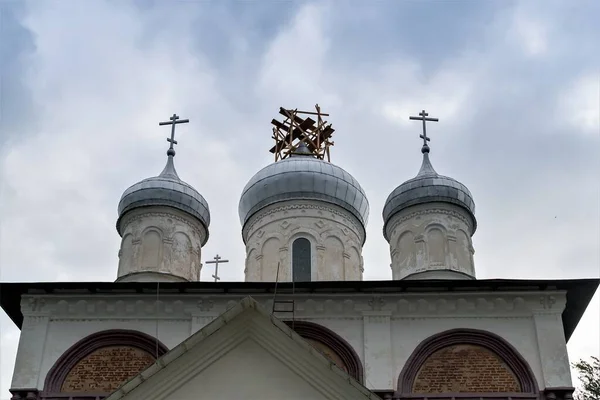 Rússia Staraya Russa Agosto 2021 Cúpulas Catedral Reconstruída Contra Fundo — Fotografia de Stock