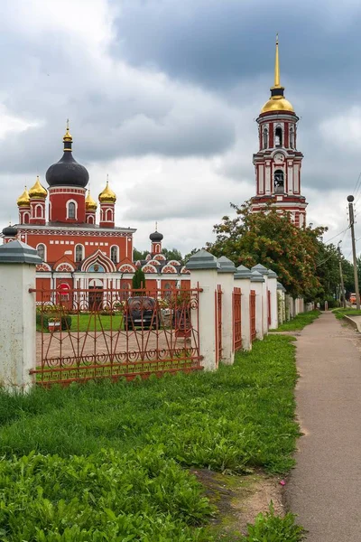 ロシア スタラヤ ロシア 2021年8月 キリストの復活の大聖堂近くの通りの眺め — ストック写真