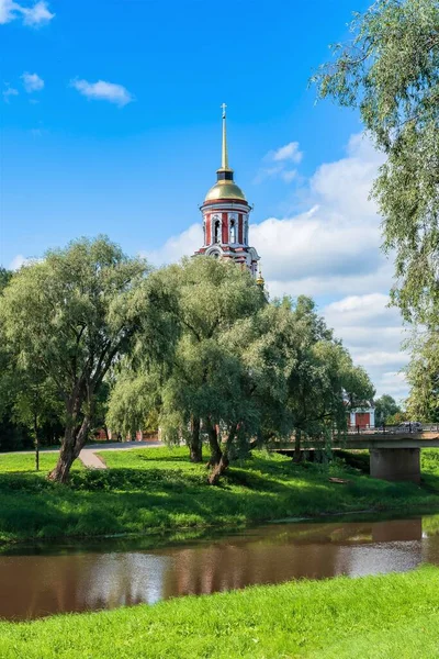 俄罗斯 Staraya Russa 2021年8月 复活大教堂的钟塔在公园的树后 — 图库照片