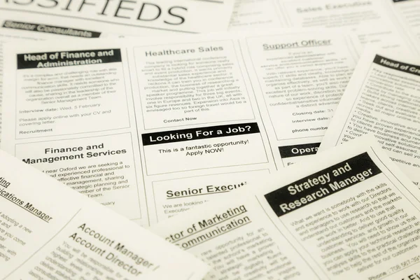 Procura de emprego em classificados e jornais — Fotografia de Stock