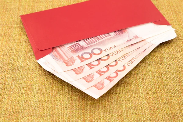 Yuan banknote and red envelope — Stock Photo, Image