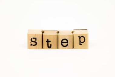 adım ifade izole beyaz zemin üzerine