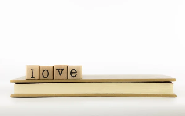 Amor redacción pila en un libro — Foto de Stock