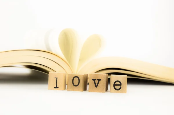 Любовные слова и книга с формой сердца — стоковое фото