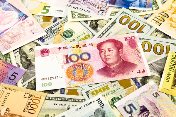 Китайские и мировые валютные деньги банкноты — стоковое фото