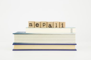 Nepal dili word ahşap pullar ve kitaplar