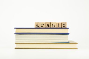 ahşap pullar ve kitap Arapça kelime