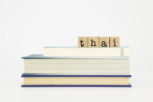 Thajský jazyk slovo na dřevěných razítek a knihy — Stock fotografie