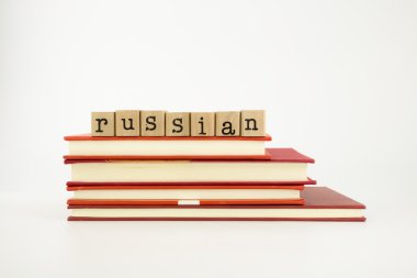 Rusça kelime ahşap pullar ve kitaplar