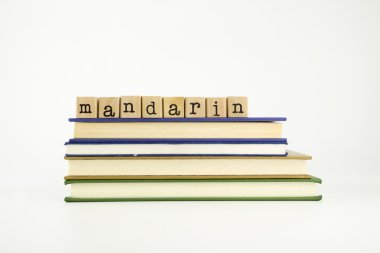 mandalina dil kelime ahşap pullar ve kitaplar
