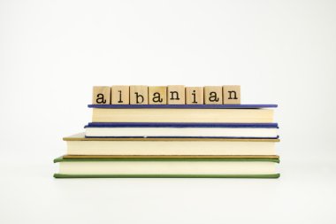 Arnavut dili word ahşap pullar ve kitaplar