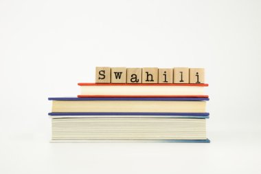 Swahili dil kelime ahşap pullar ve kitaplar