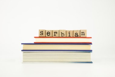 Sırp dili word ahşap pullar ve kitaplar