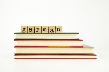 Almanca kelime ahşap pullar ve kitaplar
