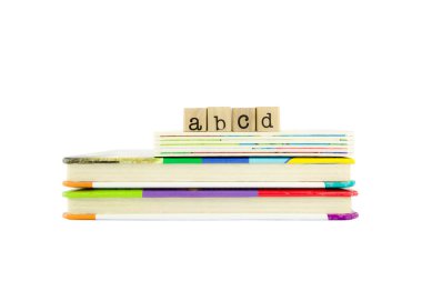 ABCD kelime ahşap pullar ve çocuk kitapları kurulu