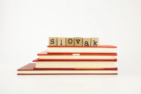 Slowakische Sprache Wort auf Holzmarken und Bücher — Stockfoto