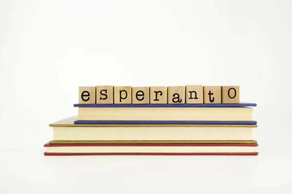 Mot de langue esperanto sur timbres et livres en bois — Photo