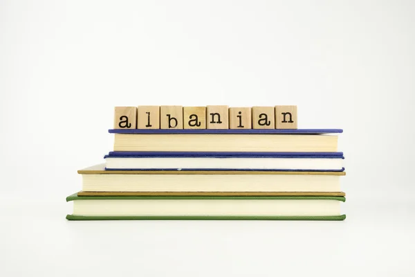 Albanischsprachiges Wort auf Holzstempeln und Büchern — Stockfoto