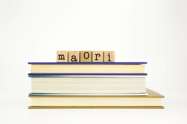Maori dili word ahşap pullar ve kitaplar — Stok fotoğraf