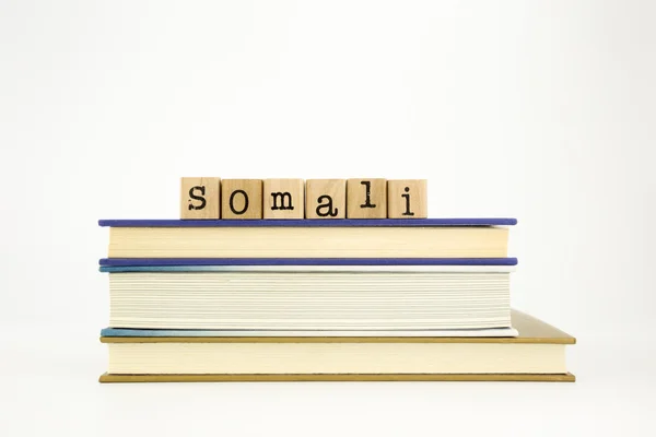 Palabra somalí sobre sellos y libros de madera — Foto de Stock