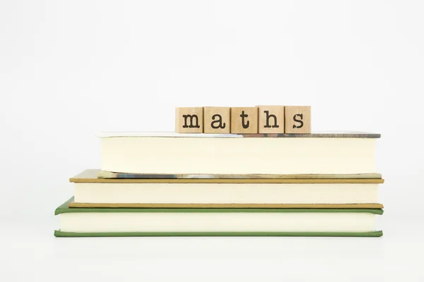 Maths mot sur bois timbres et livres — Photo