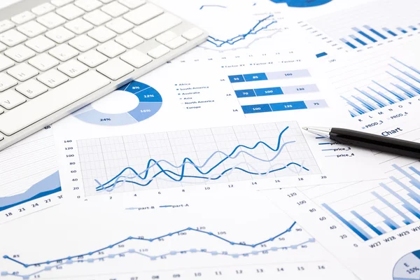 Gráfico azul e informes de gráficos en la mesa de oficina — Foto de Stock