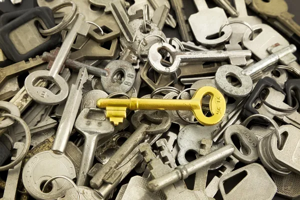 Llave del esqueleto del oro y llaves viejas del metal —  Fotos de Stock