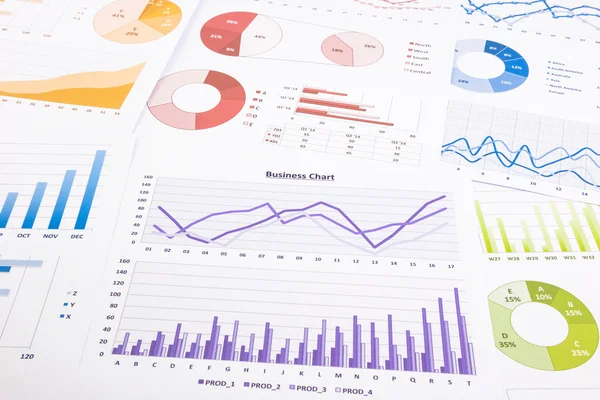 Gráficos coloridos, análisis de datos, investigación de marketing y re anual — Foto de Stock