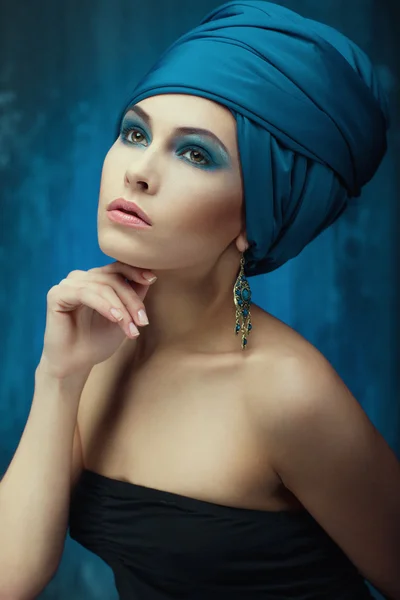 Eastern stylish girl with a turban on his head — Stock Photo, Image