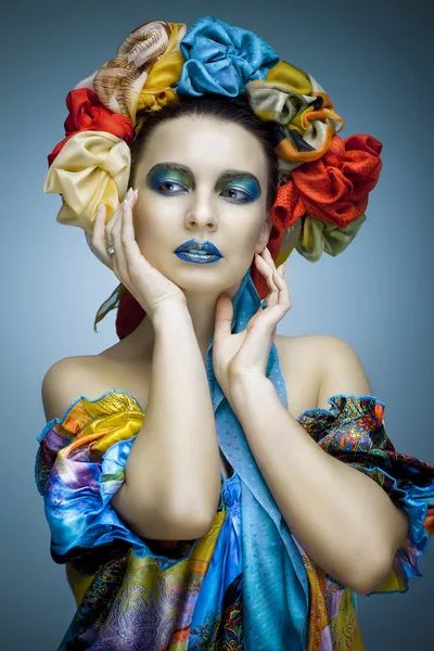 Beautiful girl in ethnic dress with Ukrainian roots — Stock Photo, Image
