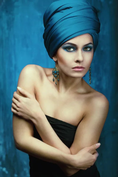 Stilvolles Mädchen mit Turban auf dem Kopf — Stockfoto